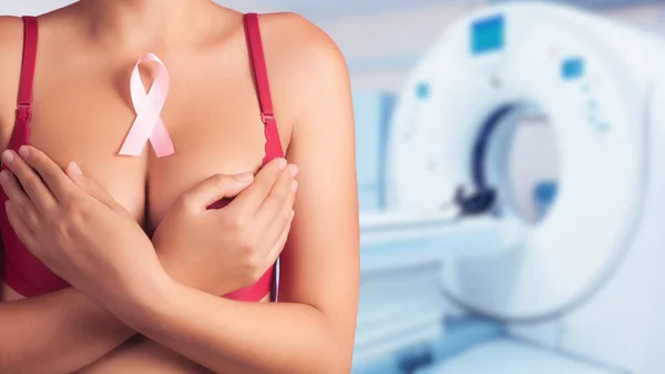 Mell rák megelőzése koncepció. A női mell egy melltartó az irodában a mammográfia háttér — Stock Fotó