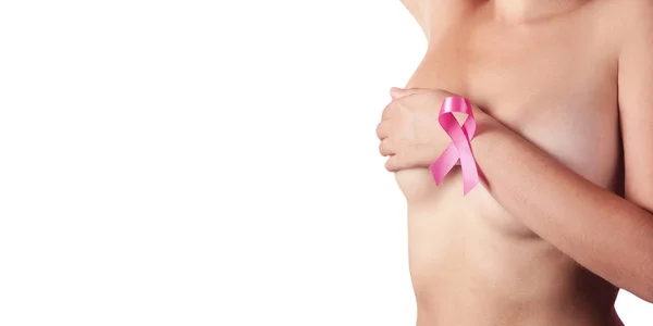 Giovane donna che esamina il seno alla ricerca di noduli o segni di cancro al seno. Nastro rosa. isolato su sfondo bianco — Foto Stock