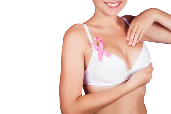 Giovane donna che esamina il seno alla ricerca di noduli o segni di cancro al seno. Nastro rosa. isolato su sfondo bianco — Foto Stock