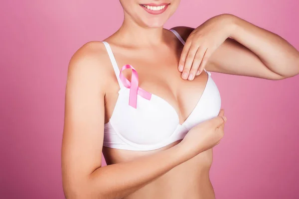 Concetto di assistenza sanitaria e medicina - donna con nastro rosa di sensibilizzazione al cancro al seno — Foto Stock