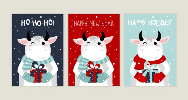 Conjunto de tarjetas de felicitación Feliz Navidad y Feliz Año Nuevo. Divertida postal festiva con lindo toro de metal blanco y regalo — Vector de stock