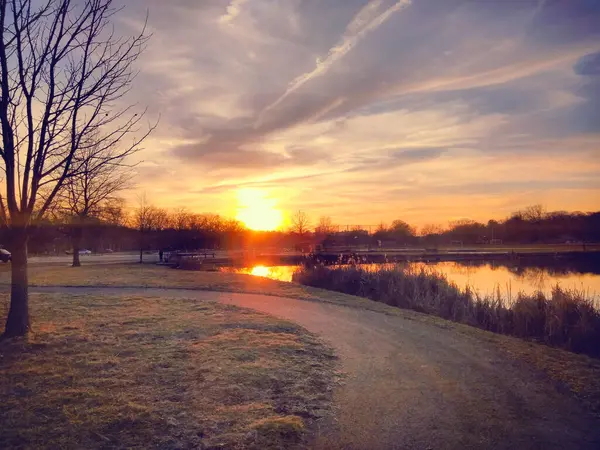 Pôr Sol Sobre Caminho Pela Água — Fotografia de Stock