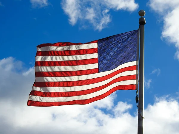 雲の中で米国の旗の波 — ストック写真