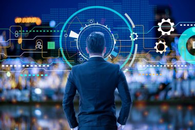 Genç işadamı, şifreye güvenli bir şekilde erişebilmek için akıllı telefon kullanarak çevrimiçi verilere erişmek için bir güvenlik sistemi icat ediyor. İnternet güvenlik teknolojisi iş konsepti