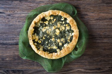 Lezzetli kek ıspanak ve ricotta ahşap arka plan üzerinde 