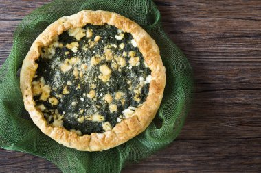 Lezzetli kek ıspanak ve ricotta ahşap arka plan üzerinde 