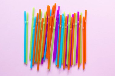 Pembe bir arka plan üzerinde renkli payet