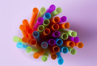 Pembe bir arka plan üzerinde renkli payet