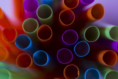 Pembe bir arka plan üzerinde renkli payet