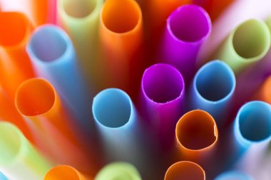 Pembe bir arka plan üzerinde renkli payet