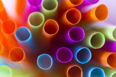 Pembe bir arka plan üzerinde renkli payet