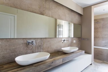 Çift lavabo banyo. Banyo sıhhi tesisat askıya