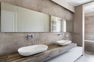 Çift lavabo banyo. Banyo sıhhi tesisat askıya