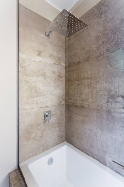 Çift lavabo banyo. Banyo sıhhi tesisat askıya