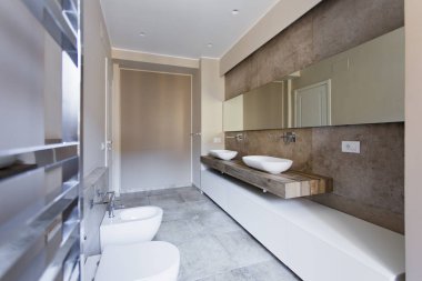 Çift lavabo banyo. Banyo sıhhi tesisat askıya