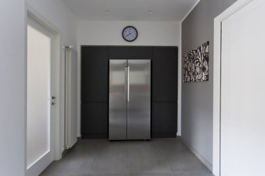 Modern buzdolabı yan yana ve gıda depolama 
