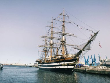 Gemi Amerigo Vespucci Palermo liman adlı demirlemiş.