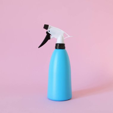 Sprey şişe bitki bakımı için. Pembe arka plan izole 