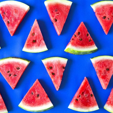 Top mavi arka plan üzerinde görünümü taze karpuz 