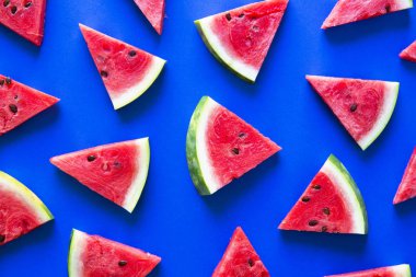 Top mavi arka plan üzerinde görünümü taze karpuz 