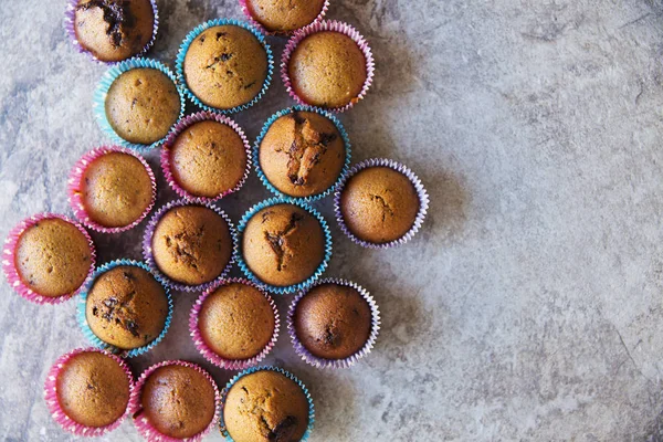 Talrijke Zelfgemaakte Muffins Met Chocolade Chips — Stockfoto