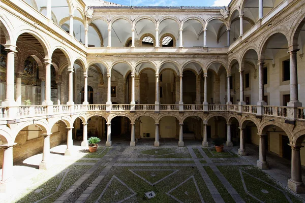 Αυλή Του Palazzo Reale Στο Παλέρμο Σικελία — Φωτογραφία Αρχείου