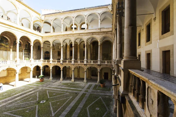 Reale 宫殿庭院在西西里岛的巴勒莫 — 图库照片