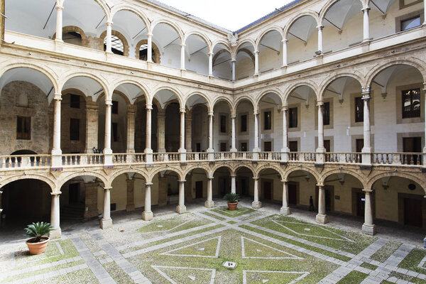 Двор Палаццо-Реале в Палермо, Сицилия
