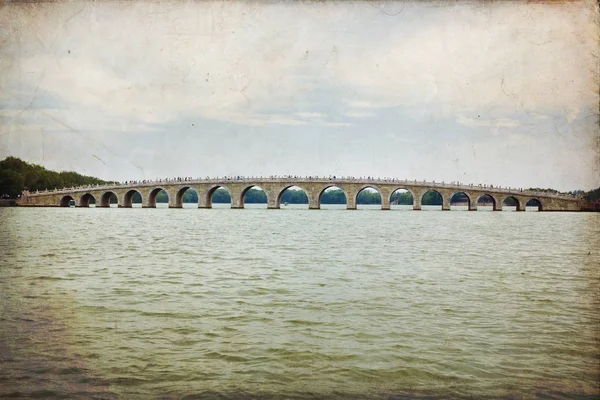 Schöne Aussicht auf die siebzehn Bögen Brücke in Peking — Stockfoto