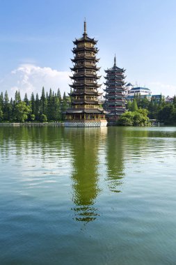 Güneş ve Ay Pagodas. Guilin, Çin