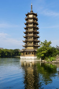 Güneş ve Ay Pagodas. Guilin, Çin