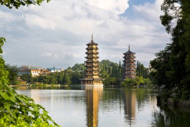 Güneş ve Ay Pagodas. Guilin, Çin