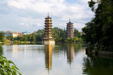 Güneş ve Ay Pagodas. Guilin, Çin
