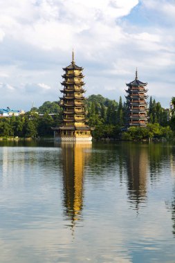 Güneş ve Ay Pagodas. Guilin, Çin