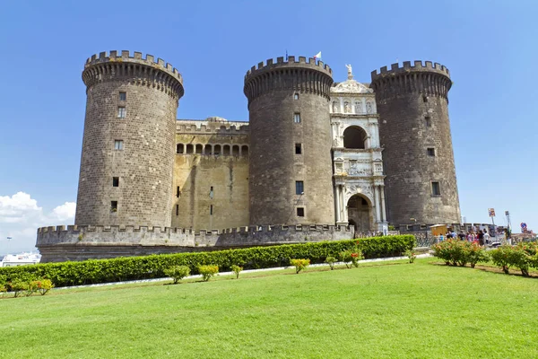 Středověký hrad Maschio Angioino nebo Castel Nuovo (nové CAS — Stock fotografie