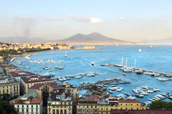 Panorama de Nápoles, vista para o porto no Golfo de Nápoles — Fotografia de Stock