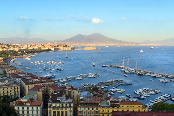 Panorama de Nápoles, vista para o porto no Golfo de Nápoles — Fotografia de Stock