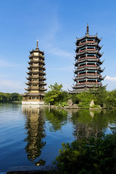 Słońce i księżyc pagody. Guilin, Chiny — Zdjęcie stockowe