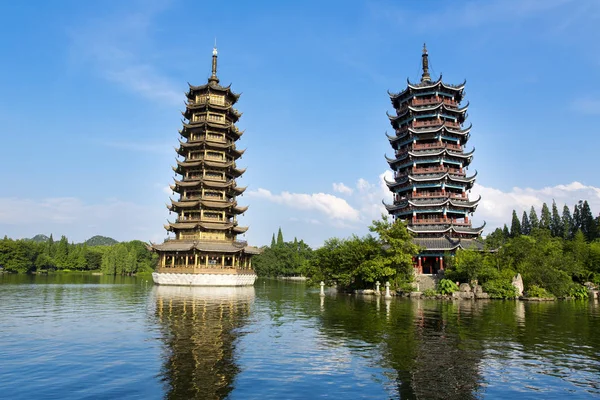 Güneş ve Ay Pagodas. Guilin, Çin — Stok fotoğraf