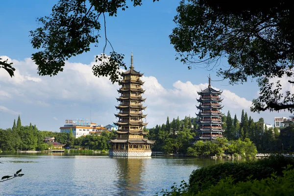 Pagodas Sol y Luna. Guilin, China — Foto de Stock