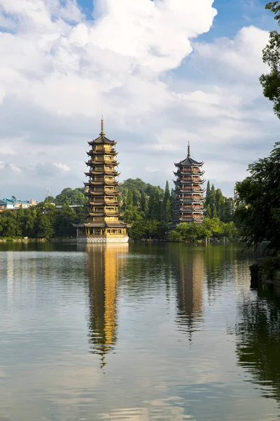 Słońce i księżyc pagody. Guilin, Chiny — Zdjęcie stockowe