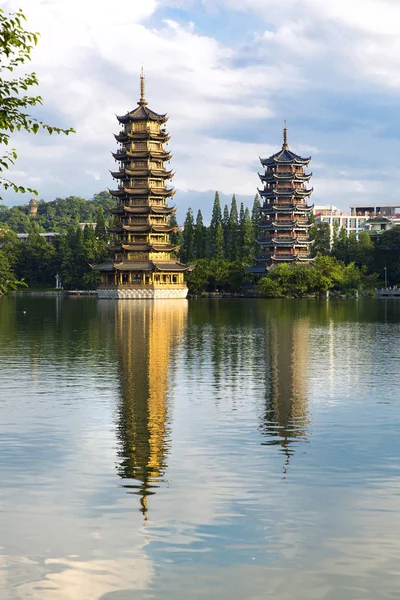 Słońce i księżyc pagody. Guilin, Chiny — Zdjęcie stockowe