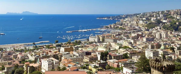 Panorama de Nápoles, vista para o porto no Golfo de Nápoles — Fotografia de Stock