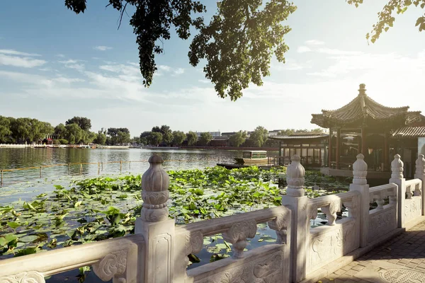 Kaunis näkymä kuuluisalle Houhai järvelle Pekingissä — kuvapankkivalokuva