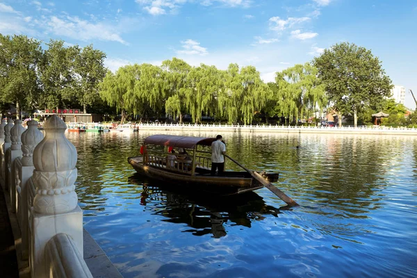 Nádherný výhled na slavný jezero Houhai v Pekingu — Stock fotografie