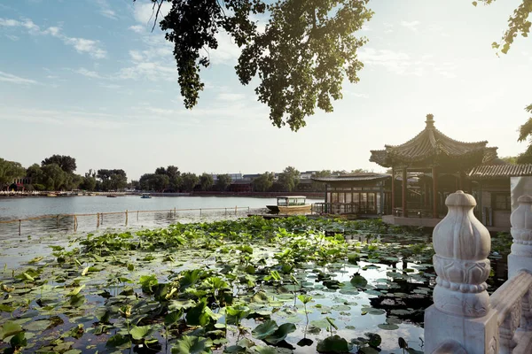 Pekin'deki ünlü Houhai gölünün güzel manzarası — Stok fotoğraf