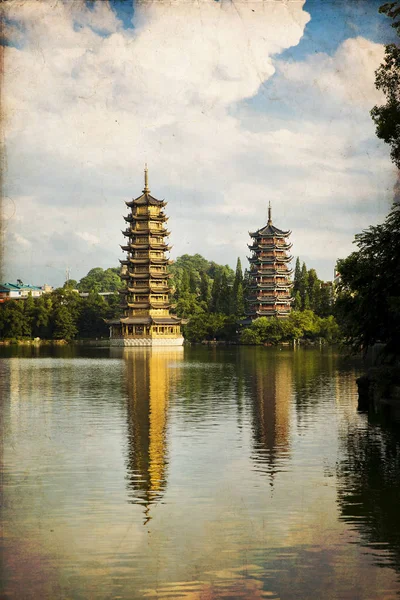 Güneş ve Ay Pagodas. Guilin, Çin — Stok fotoğraf
