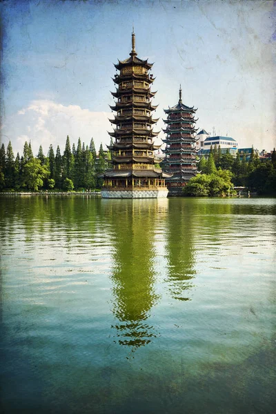 Sun e Moon pagodas. Guilin, China — Fotografia de Stock