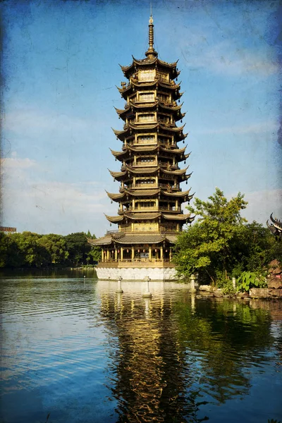 Sun e Moon pagodas. Guilin, China — Fotografia de Stock