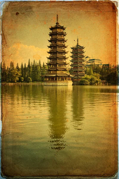 Güneş ve Ay Pagodas. Guilin, Çin — Stok fotoğraf